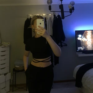 Knyt topp - Säljer en slutsåld T-shirt/topp som man kan knyta på olika sätt, den är i storlek xxs men har stretchigt material och passar mig som är xs-s! 