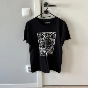 T-shirt - Stor flyttstädning Alla plagg i storlek S-M och passar ca 1.70-185cm samt 70-83kg  Finns i Uppsala