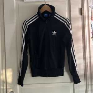Adidas zip up - Svart adidas zip up. Passar till flera olika tillfällen. I bra skick👍