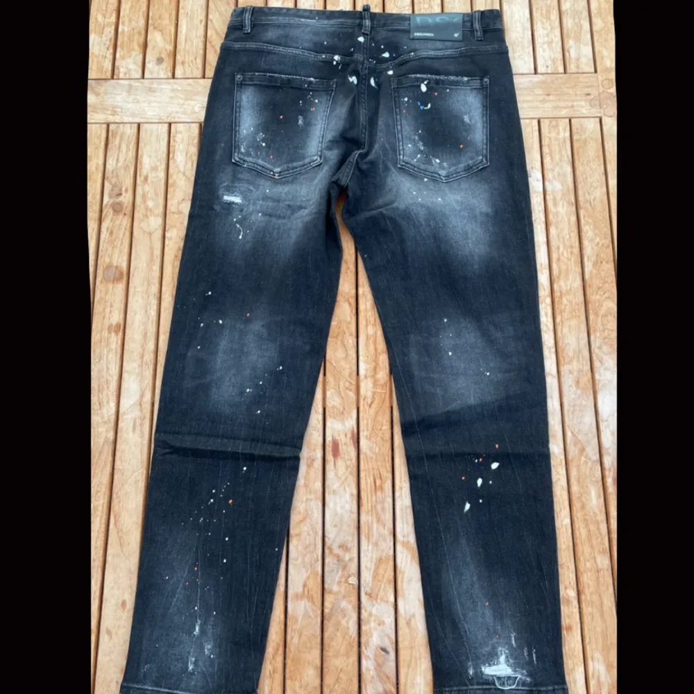 Säljer min brors dsquared 2 jeans som han fick förra julen, byxorna var förstora vid det tillfället och han tänkte växa i dom men så blev aldrig fallet. Byxorna är i nyskick , skriv vid  frågor och funderingar . Jeans & Byxor.