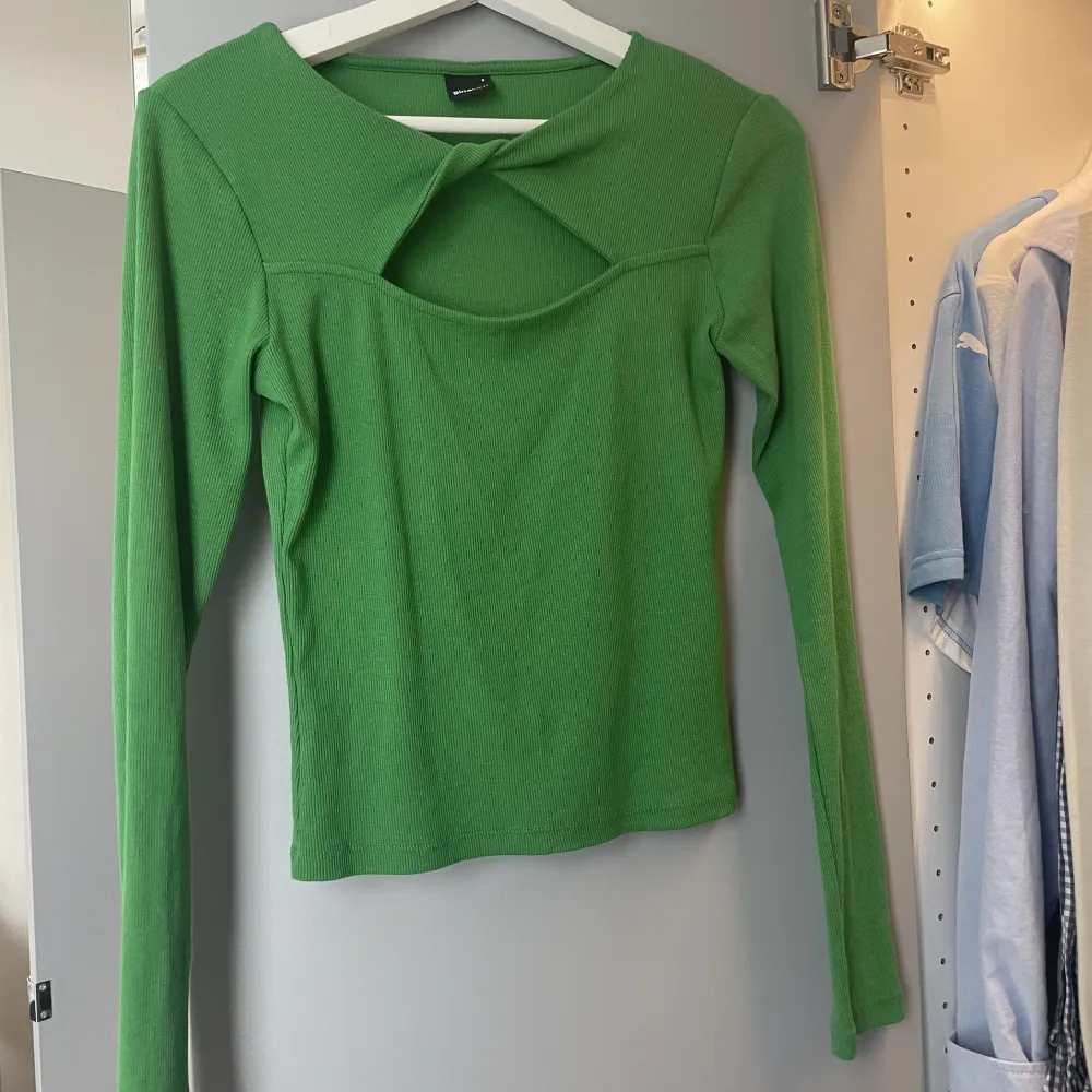 Långärmad från Gina tricot med super fin grön färg. . Toppar.
