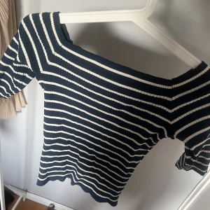 Ribbad kortärmad topp - Marinblå och vit randig topp i storlek s/m🤍Köpt på zara och passformen är så himla fin