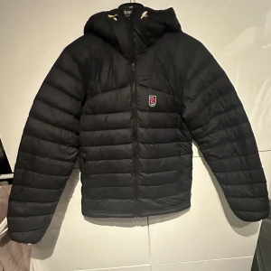Fjällrävenjacka - EXPEDITION PACK DOWN HOODIE - Fjällräven herrjacka i storlek S. Använd en säsong men tagits väl hand om. Jackan är i nyskick! Nypris på jackan är 4000 kr men säljer för 1500kr.