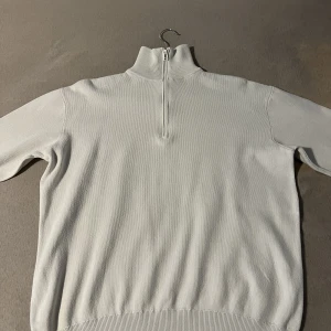 Zip up tröja från zara - Säljer en zip up tröja från zara, bra skick, strl M, nypris 500kr säljer för 250kr plus frakt