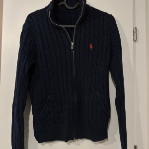 Ralph Lauren full zip - Tjena säljer nu denna snygga ralph lauren tröjan. Skicket är 9/10 inga defekter. Kontakta mig vid eventuella frågor eller prisförslag!😁👍