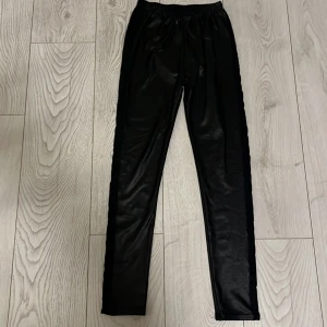 Svarta leggings - Svarta skinnbyxor i gott skick. Aldrig använda. Stretchigt material.