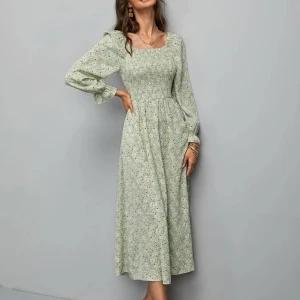 Superfin somrig klänning - Grön blommig klänning. Superfin och skön men aldrig använt :)