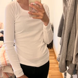 Esprit tröja  - Fin tröja från esprit som knappt är använd. Alla diamanter sitter kvar