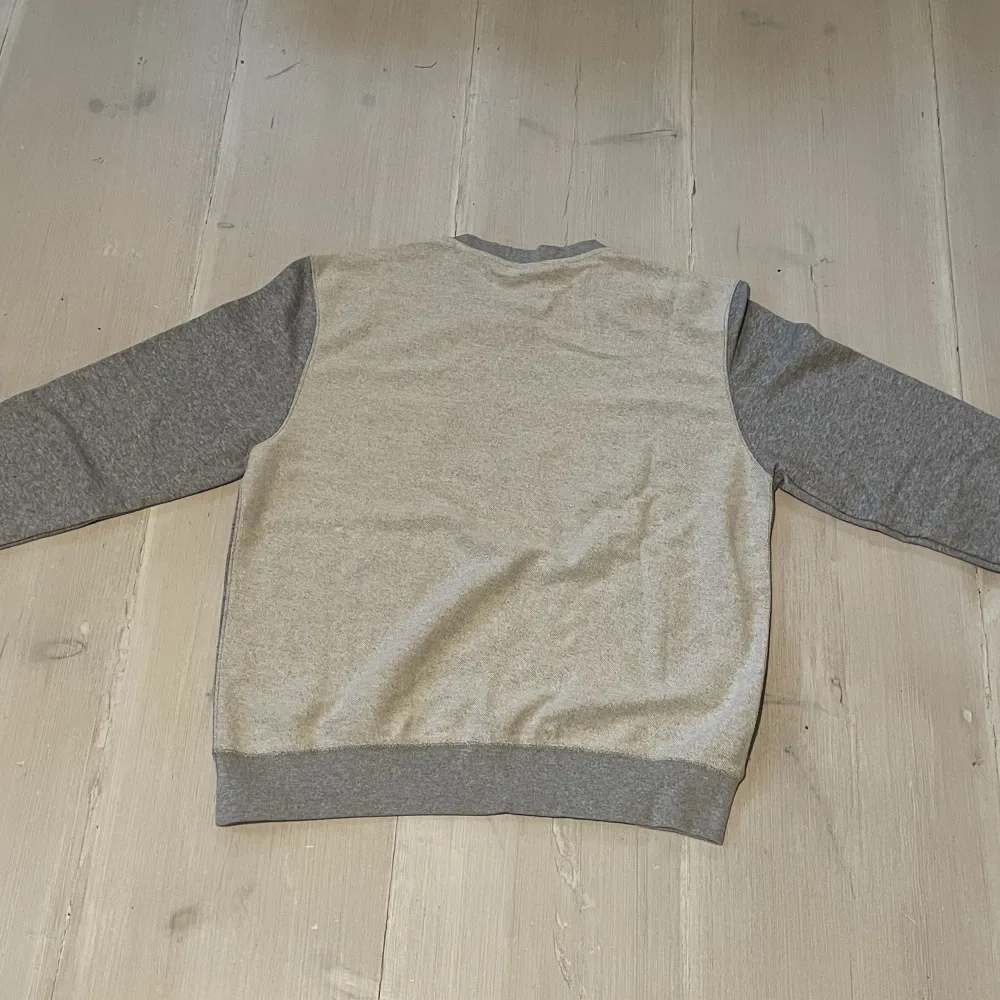 En grå sweatshirt som har den äldre looken. Säljer på grund av fel storlek. Är storlek M men sitter perfekt som S. Tröjor & Koftor.