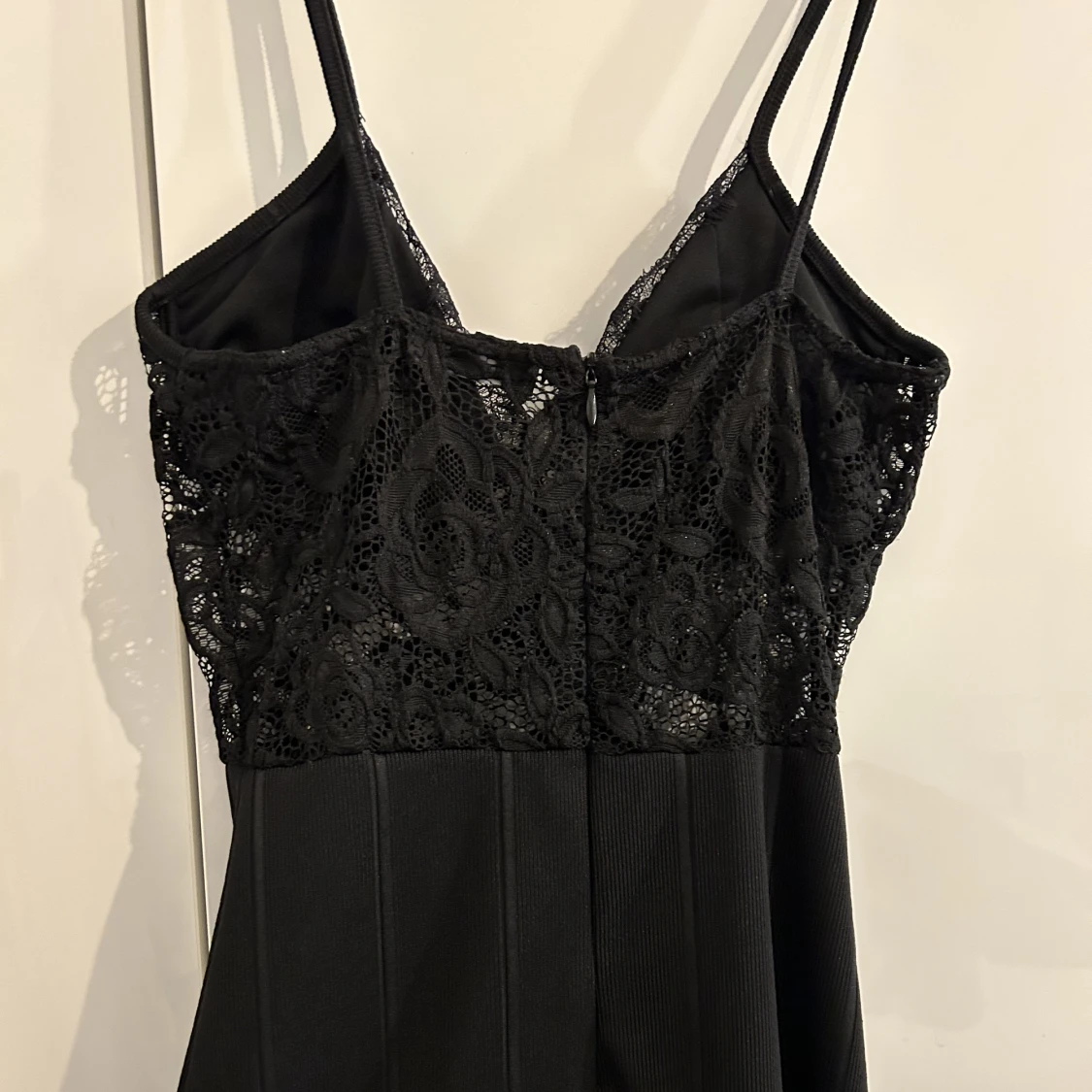 Svart klänning m spets överdel - 90