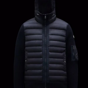 Söker denna moncler cardigan i strl M i färgen navy - Söker denna moncler cardigan i strl M i färgen navy