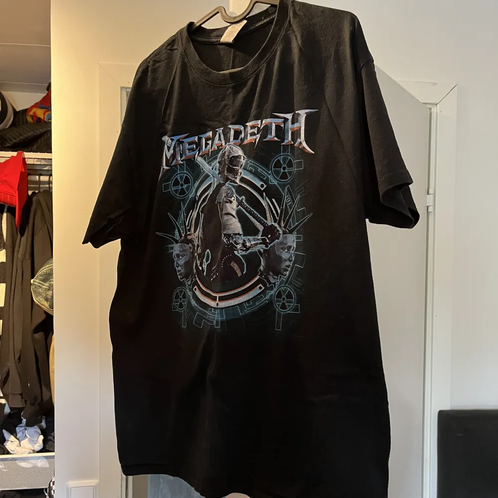 Megadeth tröja i storlek large,  adrig kommit till användning . T-shirts.