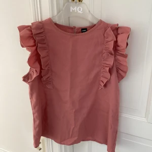 Rosa volangtopp  - En rosa volangtopp från shein. Är i storlek S och är använd Max 5 gånger 
