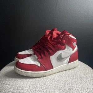 Jordans - Säljer dessa, dom är använda men tvättade. Skorna är i storlek 37,5🌸