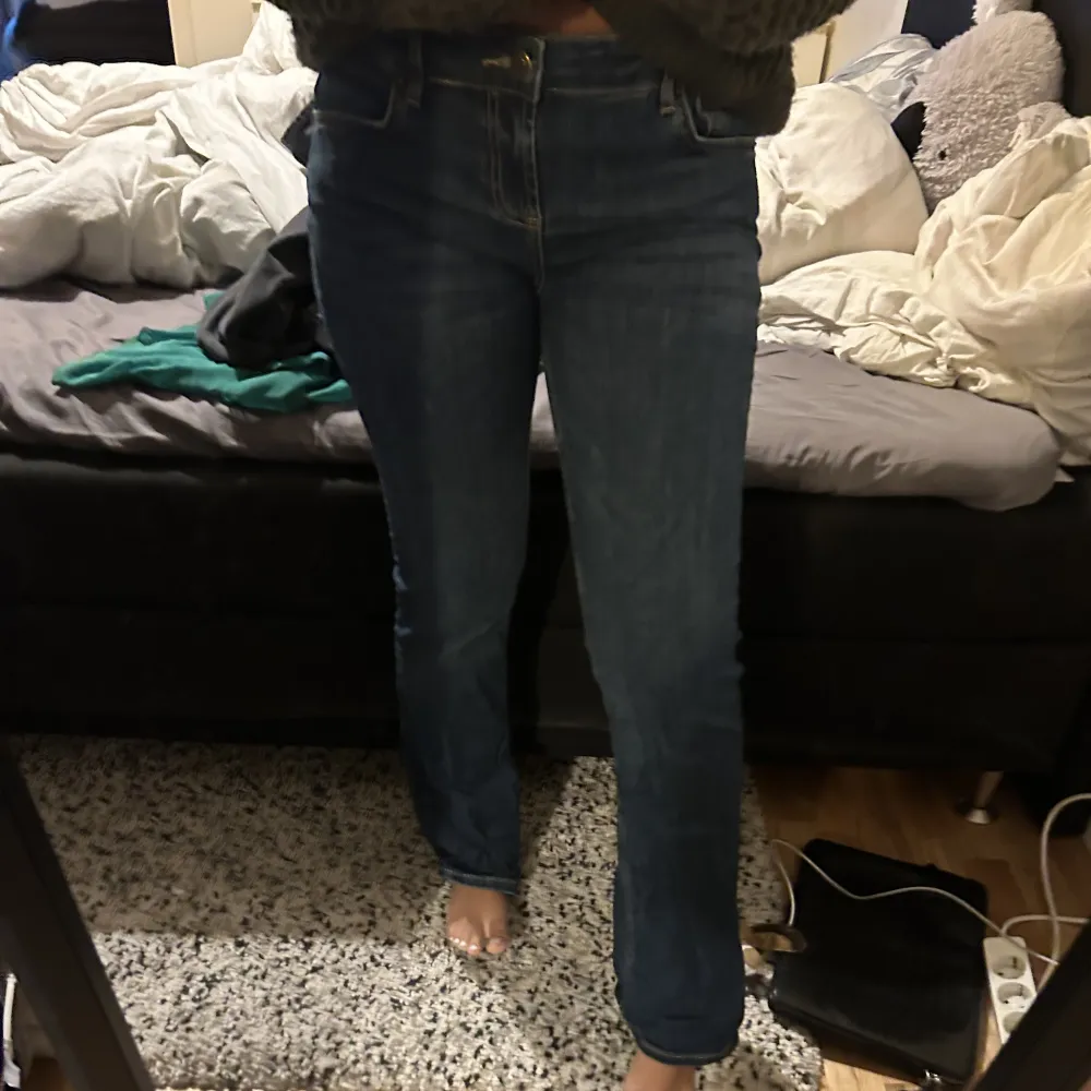 Low waist bootcut jeans från Zara, använda två tre gånger. Säljer pga ingen användning. . Jeans & Byxor.