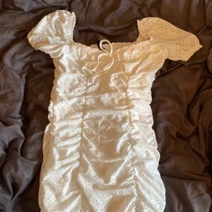 Gullig klänningen  - Jätte skönt material😍använts en gång