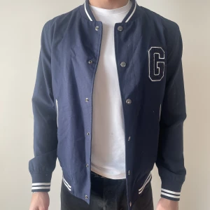 Gant jacka  - Marinblå bomberjacka ifrån Gant, i storlek M! 