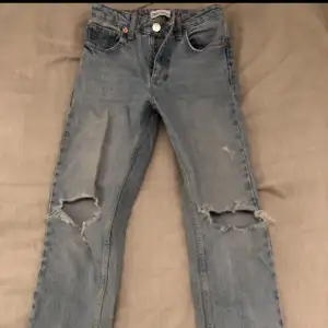 Säljer dessa fina jeans från Zara med hål på knäna💓💓 Hör av er om ni ha frågor!