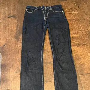 Säljer mina Eytys cypress jeans i purple velvet i stl 27. Säljes då jag inte kan ha de längre. De är i jättefint skick!