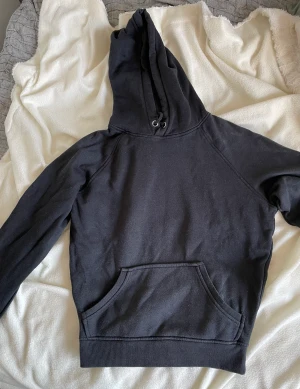 Svart hoodie  - Svart hoodie från bikbok. Jättebra skick 