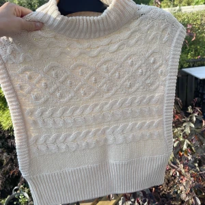 Gina cremevit väst - Nästan helt oanvänd väst. Har inte använt den på något år så säljer den. Storlek Xs och är normal i storleken✨✨