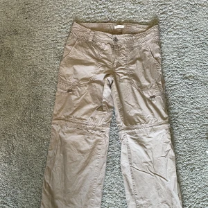 Cargo byxor - Lågmidjade cargo byxor i gott skick, kan bli shorts ⭐️