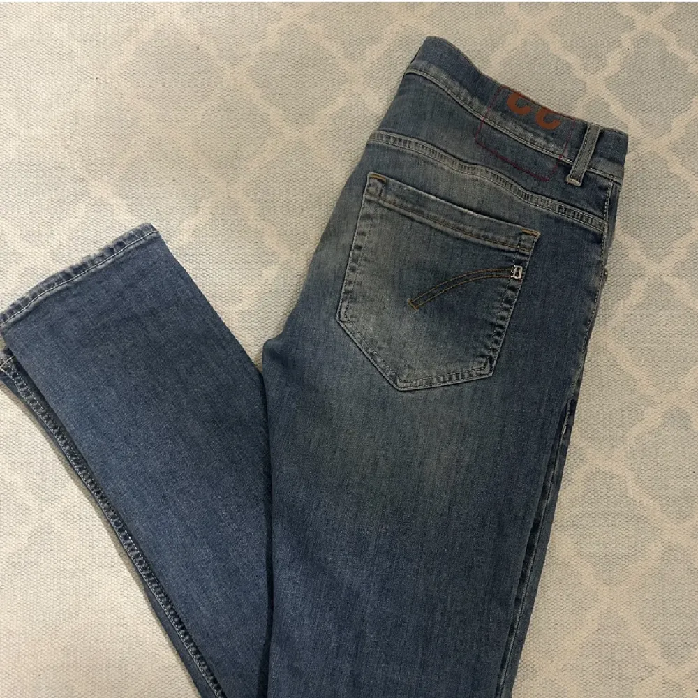Säljer dessa tvärfeta dondup jeans i storlek 33. 2 små flaws som inte syns vid användning men pga de är priset lågt! Modellen är George, vid fler frågor eller funderingar skriv! Priset är alltid förhandlingsbart🤝. Jeans & Byxor.
