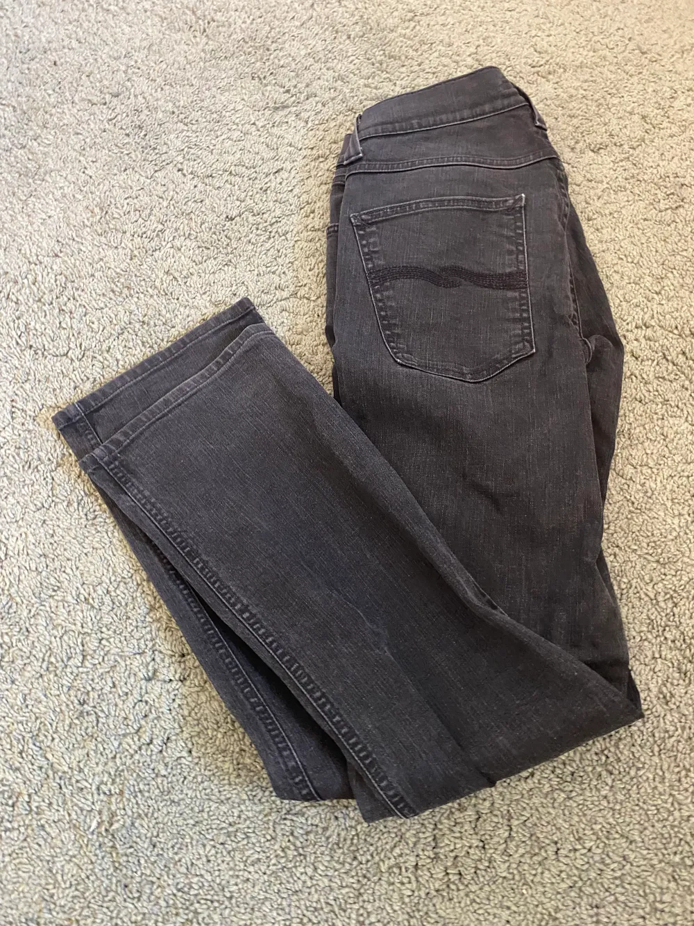 Snygga Nudie jeans bra skick. Nypris 1600kr mitt pris 249kr. Hör av er vid frågor. Men dem sitter inte som W34.. Jeans & Byxor.