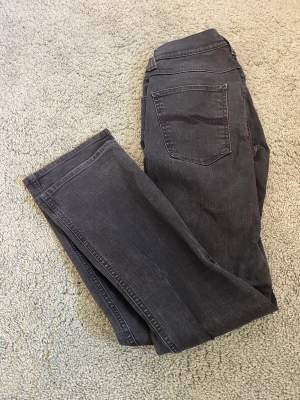 Snygga Nudie jeans bra skick. Nypris 1600kr mitt pris 249kr. Hör av er vid frågor. Men dem sitter inte som W34.