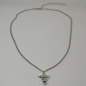 Halsband ~tjurskalle~ - Halsband som är gjort/designat av mig. Det är nytt/oanvänt. Längd: ca 38 cm + ca 8 cm extra länk. (frakt: 15 kr för frimärke) 