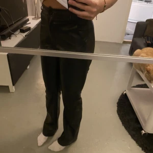 Skinnbyxor - Säljer dessa snygga svarta skinnbyxor ifrån madlady i storlek xs, dom sitter superbra på mig men hade velat att dom skulle vara lite längre, jag är 169cm lång.