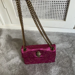 Kurt Geiger väska mini kensington fushia  - Nytt skick, används två gånger.  Ordinarepris 1925kr  Höjd: 14cm  Längd: 20cm Vidd: 6cm  Dustbag ingår