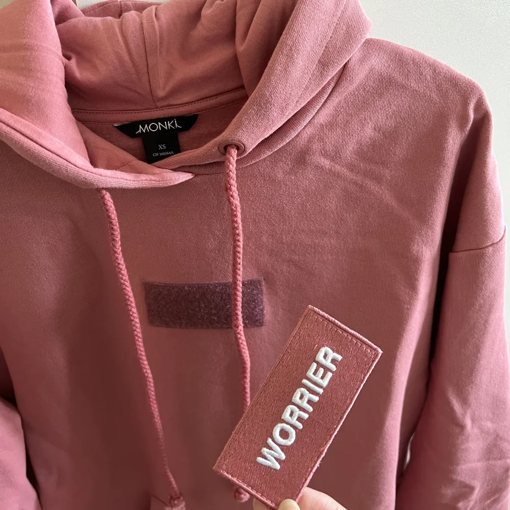 Superfin oanvänd hoodie (hallonfärgad) med avtagbar patch (se bild 2) i storlek XS (passar även storlek S, lite oversize fit). Mötas upp i Stockholm eller fraktas!. Hoodies.