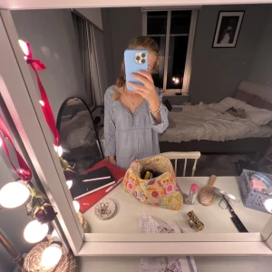 Blus  - Skit najs blus!! Lite skrynklig men kan strykas enkelt men jag har inte orkat, ha rek kommit till användning men är så fin!!❤️