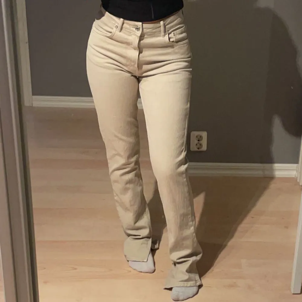 Midwaist jeans från Zara, split slim. I storlek 36. Använda 1 gång. Säljer på grund av att de är för långa för mig. Skriv privat för fler bilder. Pris kan diskuteras!. Jeans & Byxor.