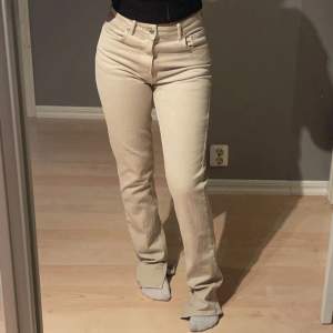 Midwaist jeans från Zara, split slim. I storlek 36. Använda 1 gång. Säljer på grund av att de är för långa för mig. Skriv privat för fler bilder. Pris kan diskuteras!