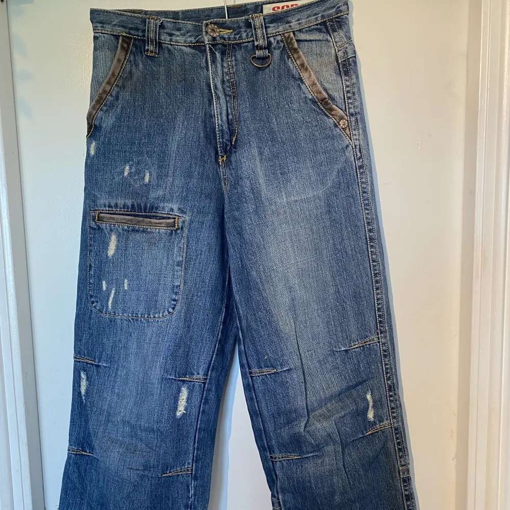 Snygga jeans med lite revor och detaljer. Jätte bekväma och passar till allt! Frakt tillkommer. Jeans & Byxor.