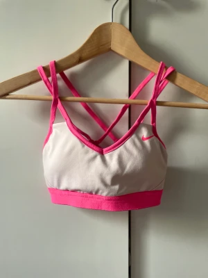 Nike sport bh - Säljer min nike sport bh som är använd fåtal gånger💕