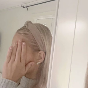 Diadem  - Säljer detta super fina beiga diadem som inte kommer till användning längre💓💓