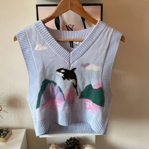 Snygg baby blå tröj väst från hm - Den är storlek Xxs men passar Xs och S. Den är väldigt bra skick. säljer för är för liten. Passar dom flesta stilarna🩵. Kan sälja för billigare om det är snabbt köp.