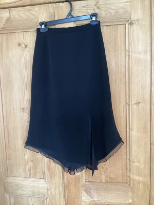 Snygg svart kjol - Jätte fin och näst intill oanvänd kjol med sprund/slitsar. Obs! Bortse från färgen på bilden den är Svart!