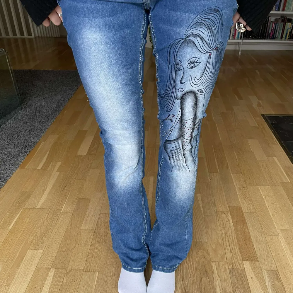 Ascoola vintage bootcut jeans med låg midja. Modellen är 165!. Jeans & Byxor.