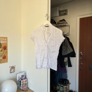 Söt kortärmad skjorta i fint material! - Denna unika vita skjortan säljer jag nu! Materialet är glansigt och modellen supergullig!! Skriv om fler bilder!