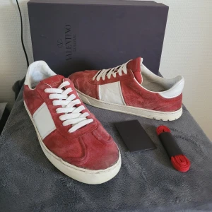 Valentino flycrew - Ett par riktigt feta Flycrews i färgen röd. Cond 6/10, många nitar saknas, därav det låga priset! Box, extra snören samt kort ingår! Om du har minsta lilla fråga är det bara att höra av sig!