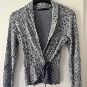 Omlott kofta  - Mjuk i materialet, ny i skick. 