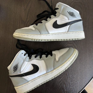 Nike Jordan 1 Mid hight Grey - Säljer dessa supersnygga Jordans i storlek 38 då dem ej kommer till användning hos mig. Original pris 2600. Kommer dessvärre ej med lådan.🤍