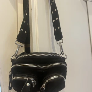 Ginatricot väska - Säljer nu denna söta väskan från Ginatricot, väskan är relativt rymlig så man får plats med en del