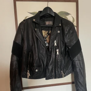 Skinnjacka Jofama by Caroline Roxy - Jag säljer nu denna snygga och äkta skinnjackan från Jofama på grund av att den inte passar mig längre. Det är Caroline Roxys kollektion. Den är i använt men mycket fint skick, då jag försökt vårda den väl☺️