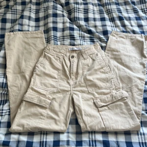 Bershska cargo byxor - Super fina cargo byxor från Bershka i bra skick, säljer pga att dem blivit för små💕