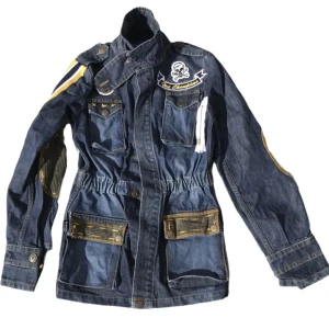 Cool jeans jacka - Cool jeans jacka med många Patches 